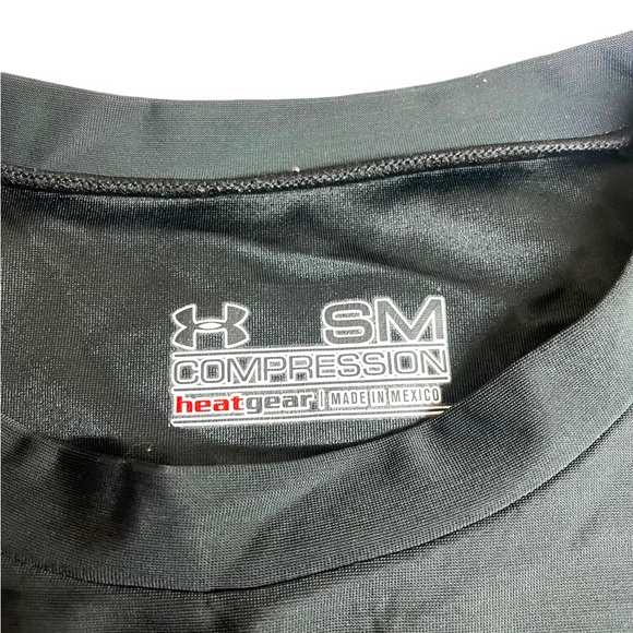 ✨BOYS UNDER ARMOUR SHIRT✨ - Picture 2 of 5